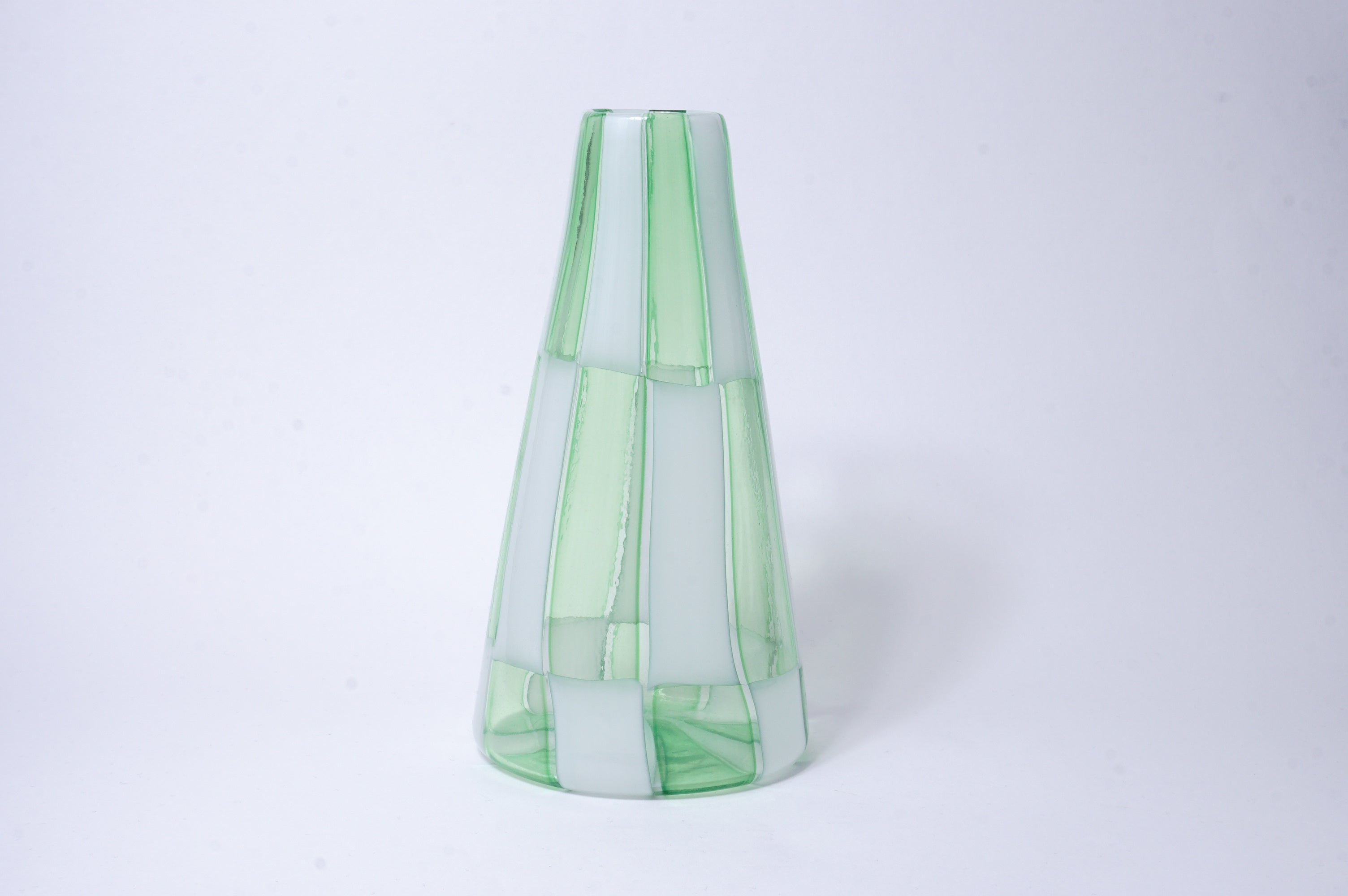 ムラーノガラス（ベネチアングラス）｜花瓶／三角錐の花入れ 乳白