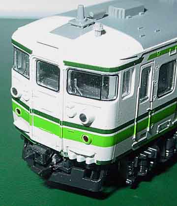 しなのさかいの駅前広場 カトー115系新潟色のアゴが動かに様にする