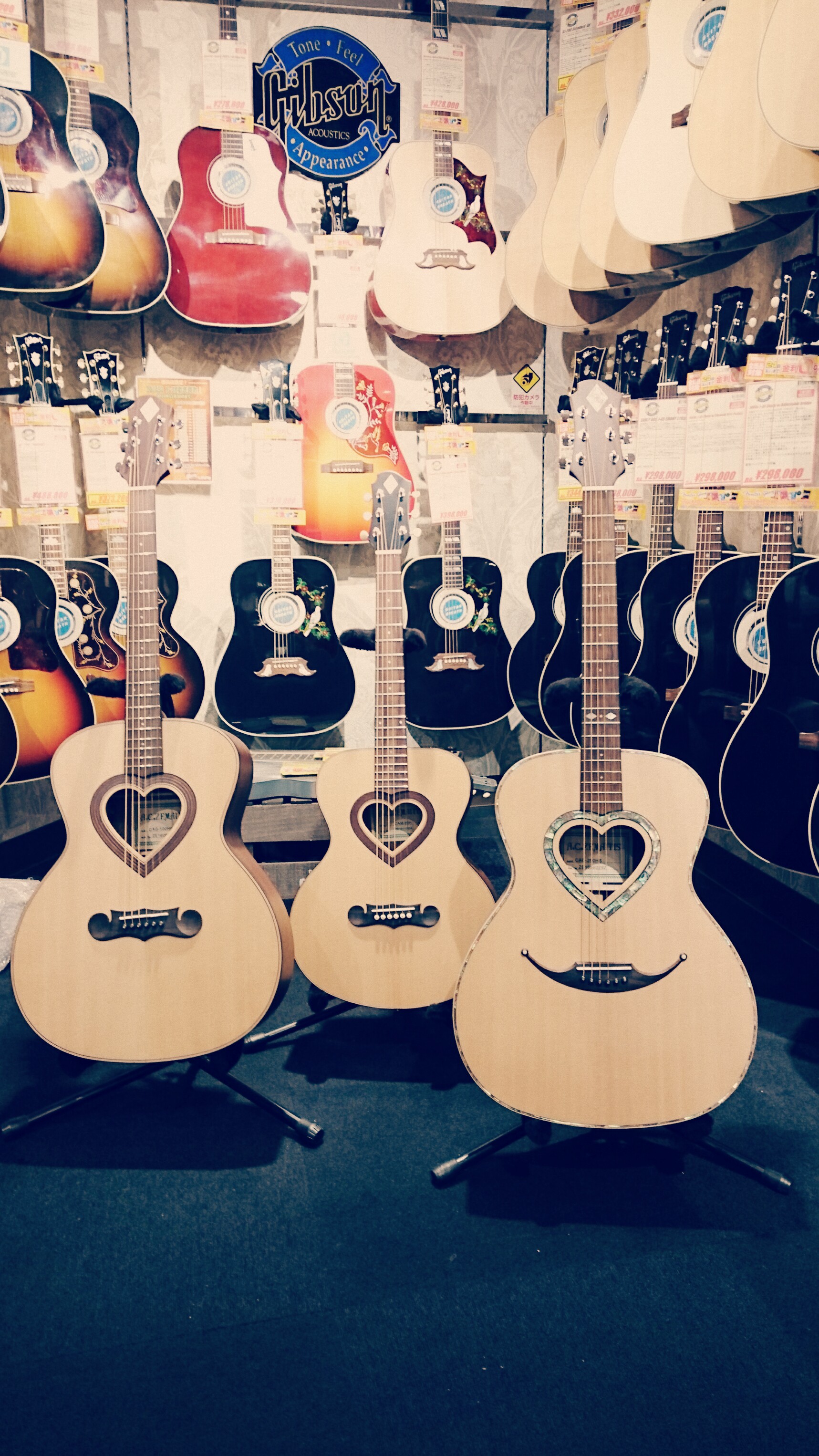 ハート型サウンドホールのギターが入荷しました！！ | イシバシ楽器