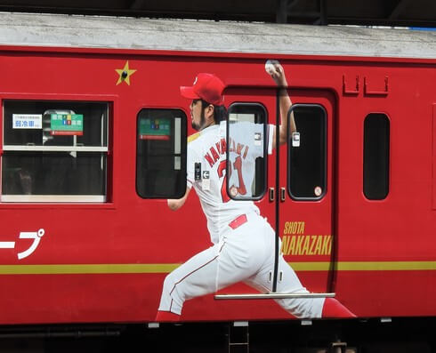 カープ電車 2017、JRが応援ラッピングトレインをお披露目