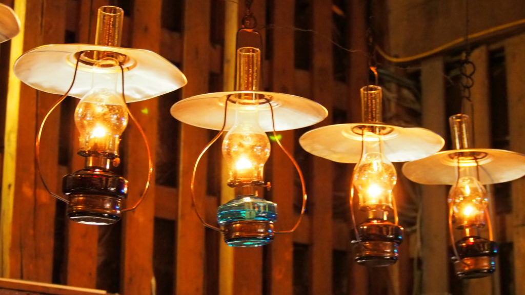 小樽でお洒落なカフェに行くならランプいっぱいの【北一硝子三号館】の