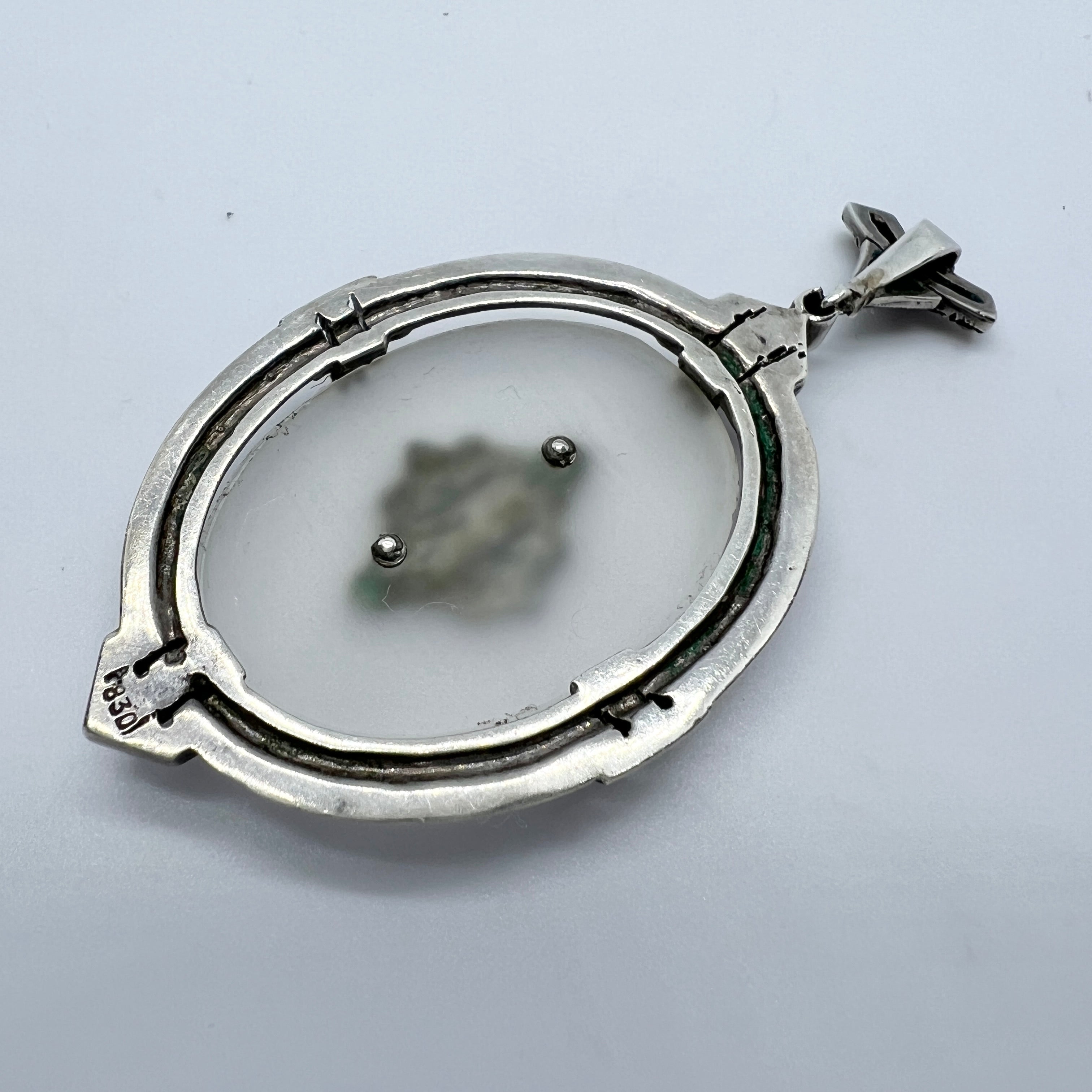 1930 年頃のヴィンテージ。アールデコ調の純銀製白鉄鉱樟脳ガラス