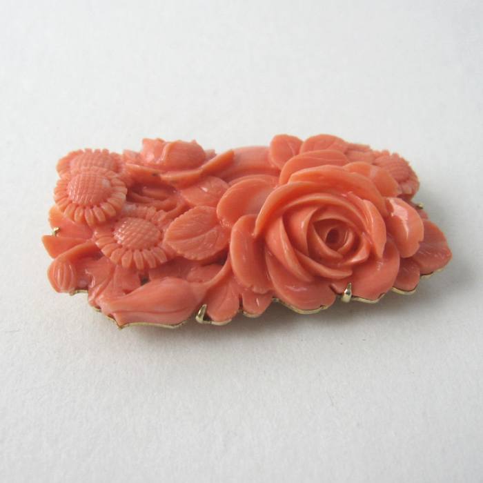 楽天市場】桃珊瑚 薔薇と向日葵の花の彫り 帯留め 真鍮裏張り 着物
