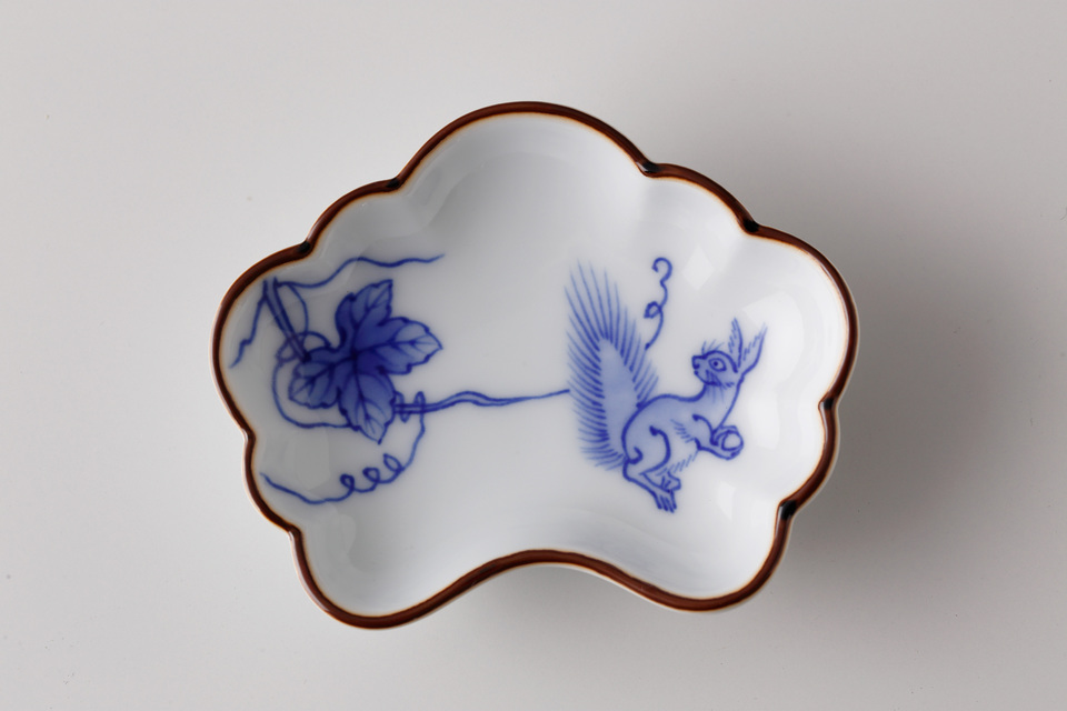 染付栗鼠葡萄文形変皿 | 辻精磁社