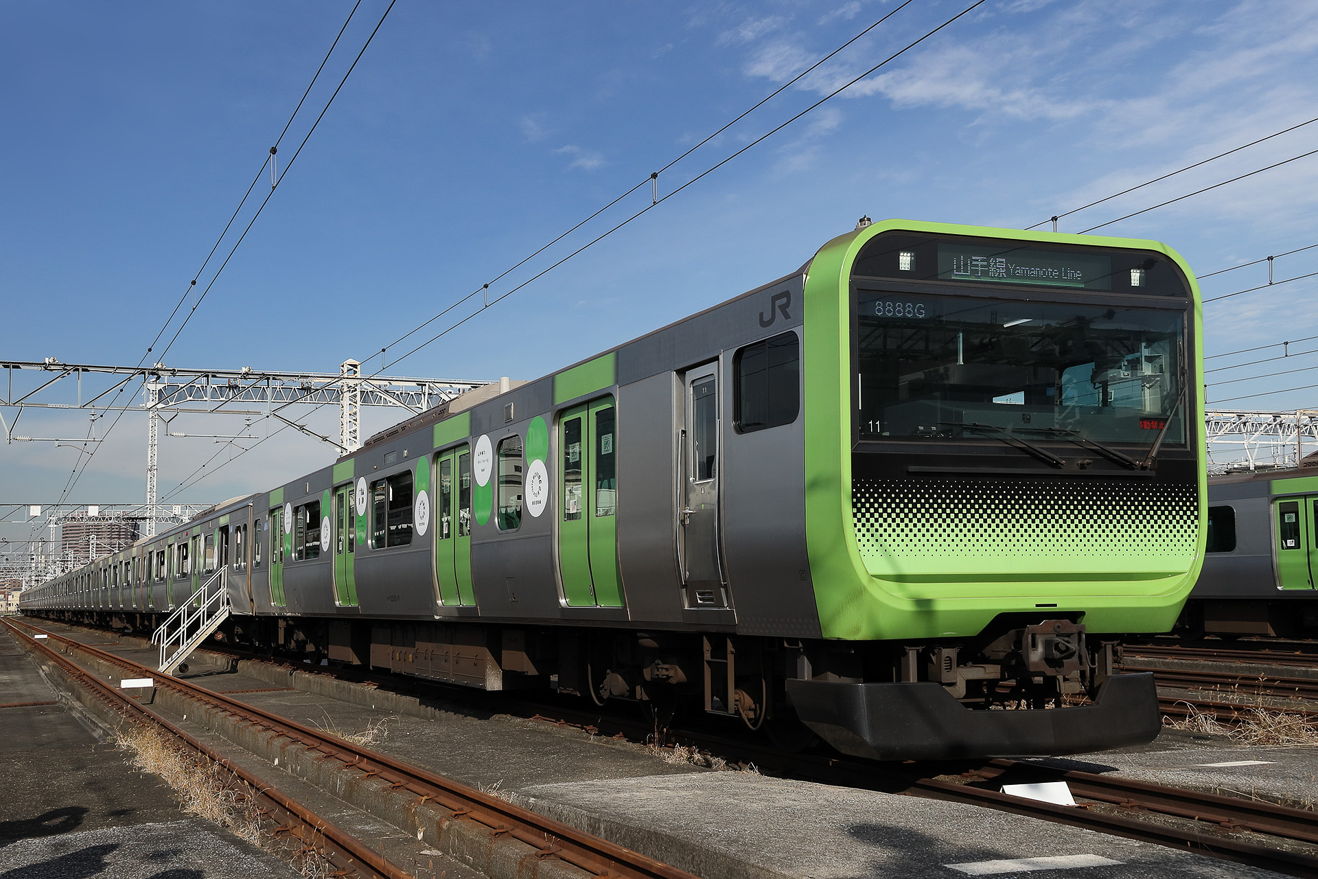 1点ものアートが山手線の中吊りに。激レア編成が運行中の「HAND！ in