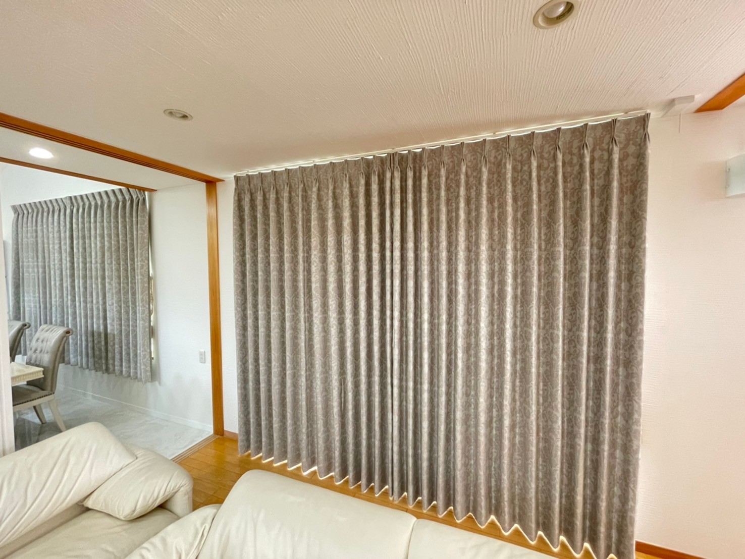 オーストリアンシェードとダマスク柄でクラシックエレガントな窓まわり