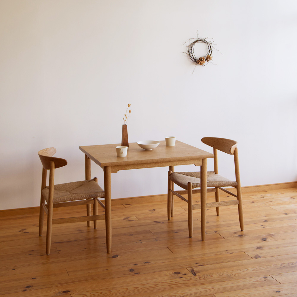 ナラ材のオーダーダイニングテーブル(85cm×80㎝）・T-181 家具工房クラポ