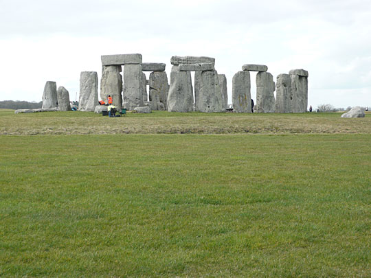 ストーンヘンジの謎 - モトフサ現代美術館 ダリヒゲ市場
