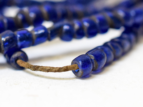 2407】ANTIQUEナガ族半透明瑠璃色筒型小粒ビーズ一連A（Φ3.0mm