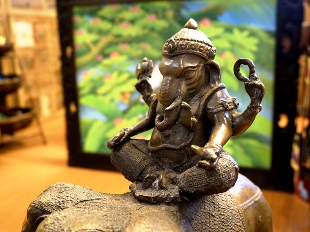 3つの頭を持つ象に乗るガネーシャ像／真鍮製 | アジアンライフ