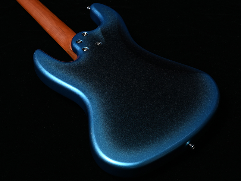 ステンレスフレットを採用した最新機種に個性あふれるバーストカラーが