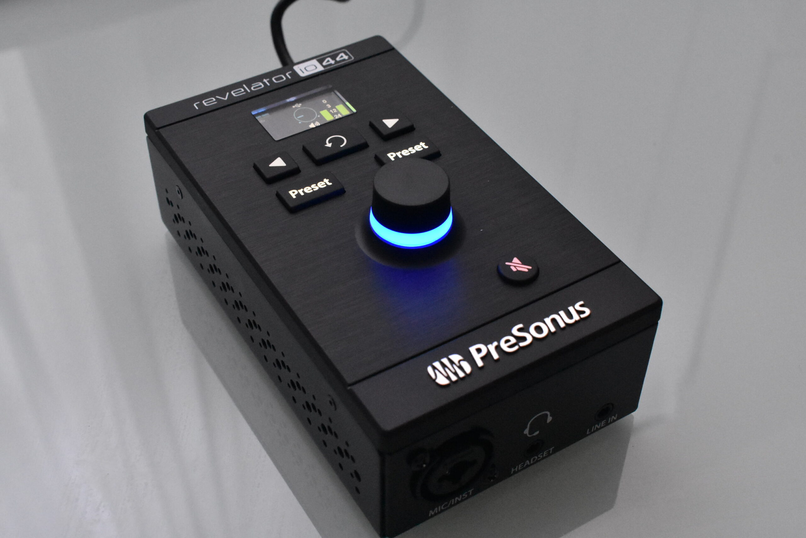 新世代の音楽制作/配信機材。かゆい所に手が届く、Revelator io44と