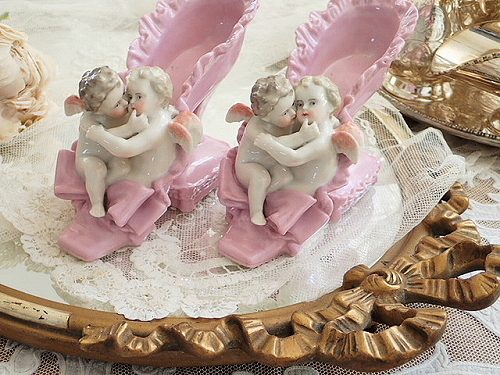 甘美 シッツェンドルフ 天使の抱擁 - 薔薇と天使のアンティーク