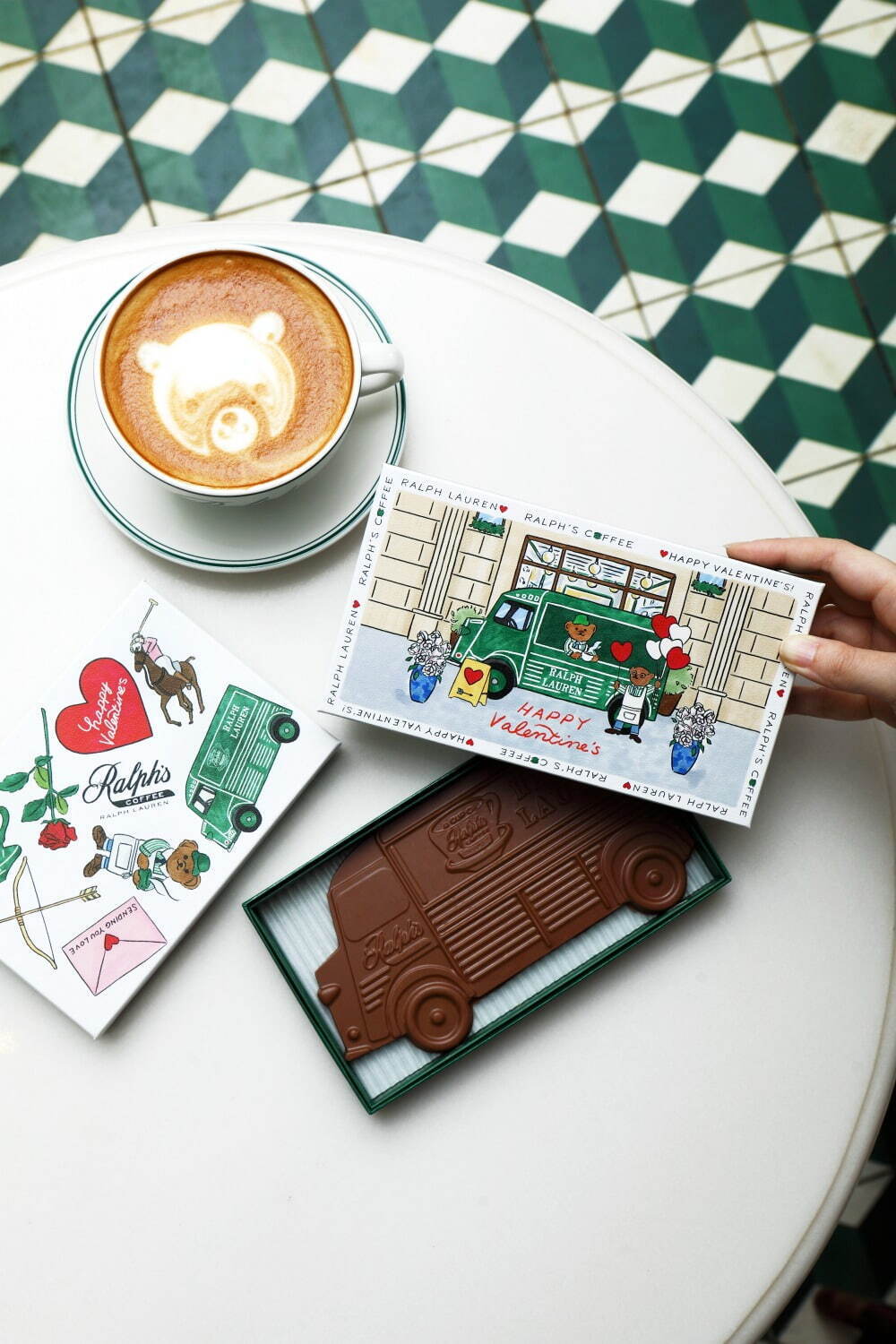 ラルフズ コーヒー25年バレンタインチョコ、“バリスタベア＆カップ”型