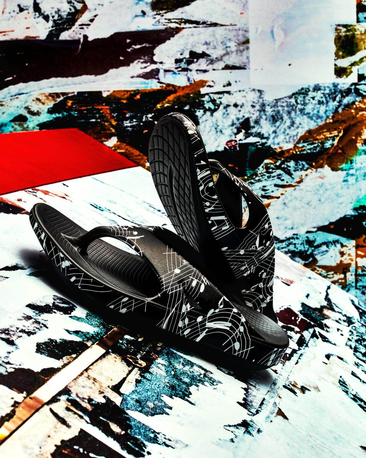 タカヒロミヤシタザソロイスト．×ウーフォスの厚底サンダル、全面