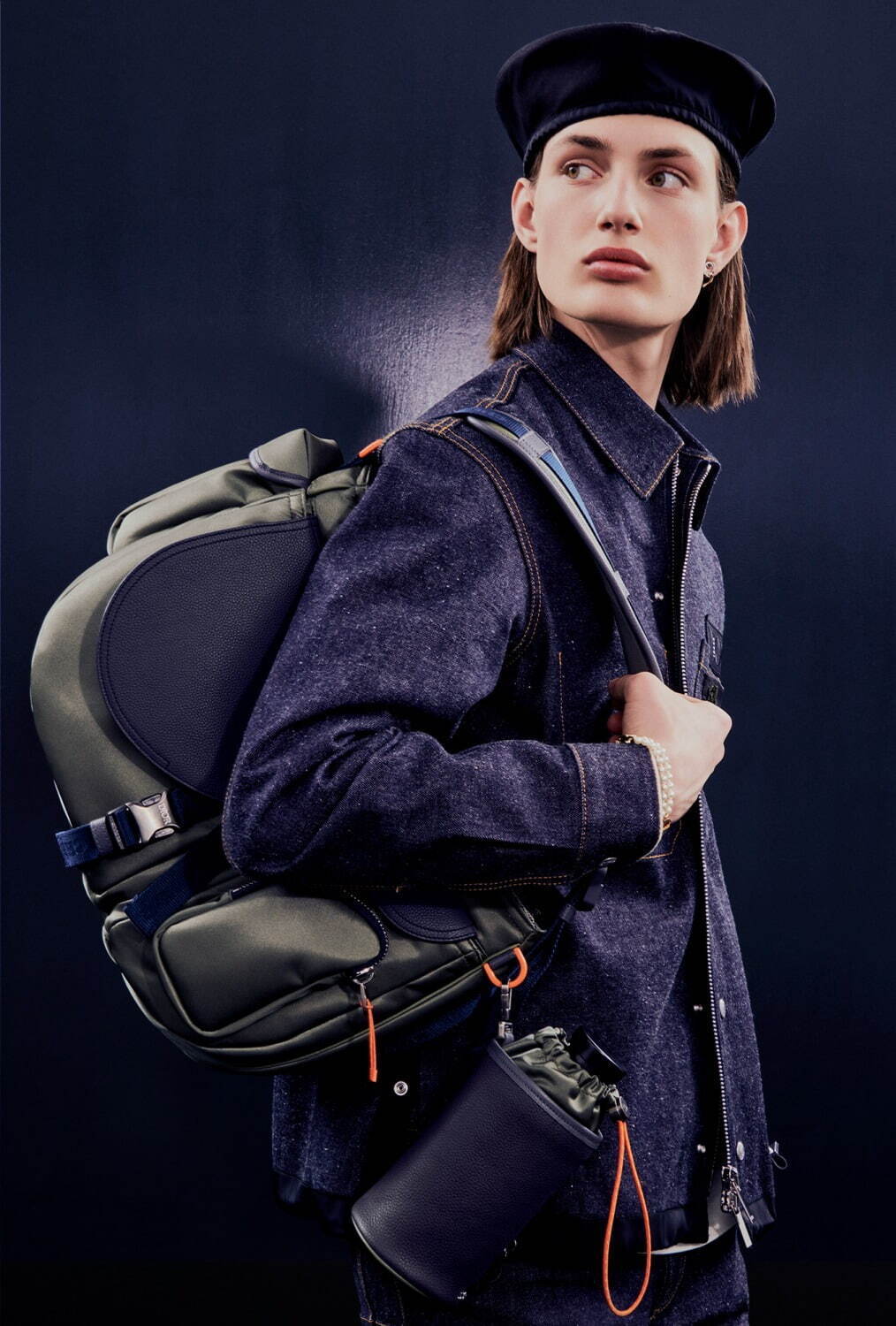 ディオール×sacaiのコラボメンズウェア＆バッグ、モノトーン基調