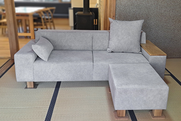 北海道旭川のミズナラを使用したサスティナブルな国産ソファ - MOLEED