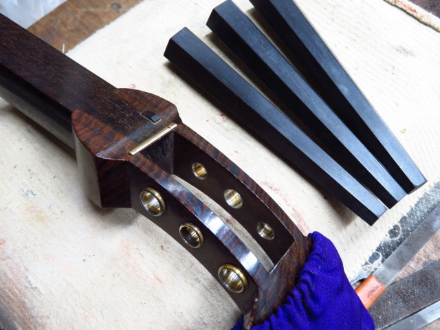 三味線・お琴の老舗 菊岡 中むら】三味線 糸巻き取り換え 象牙 上