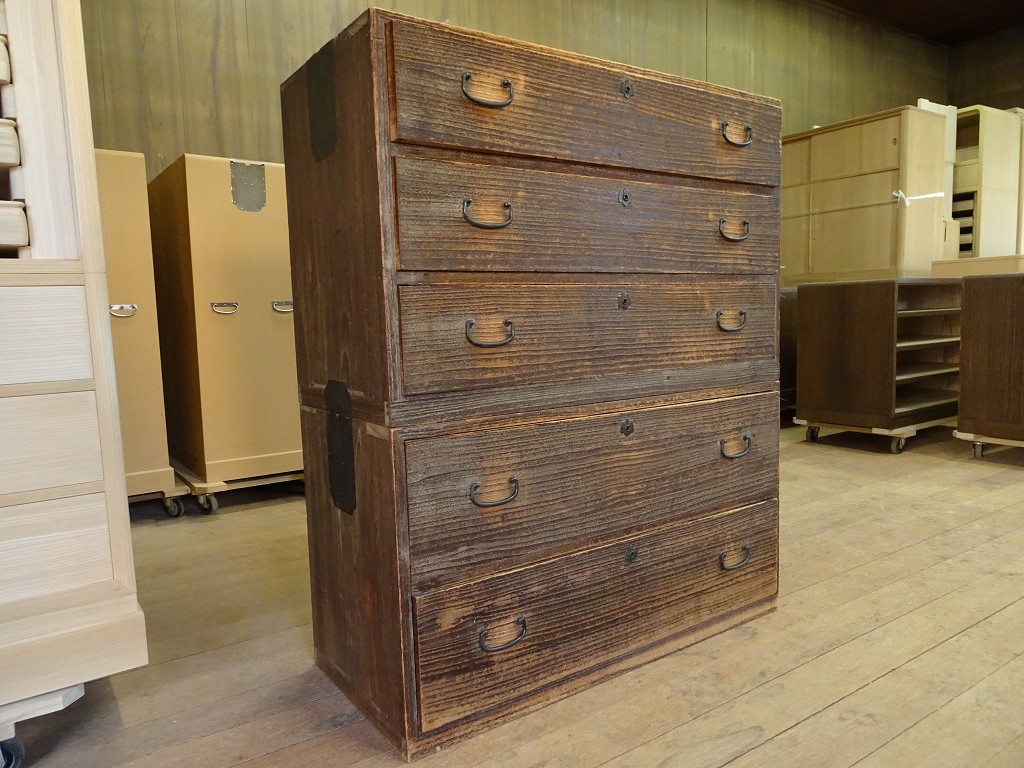 古い桐たんすは日本の宝物です。この度も古い桐たんすの洗い修理のご