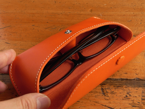 高級イタリアンレザーがお洒落！レザーメガネケース BT/財布