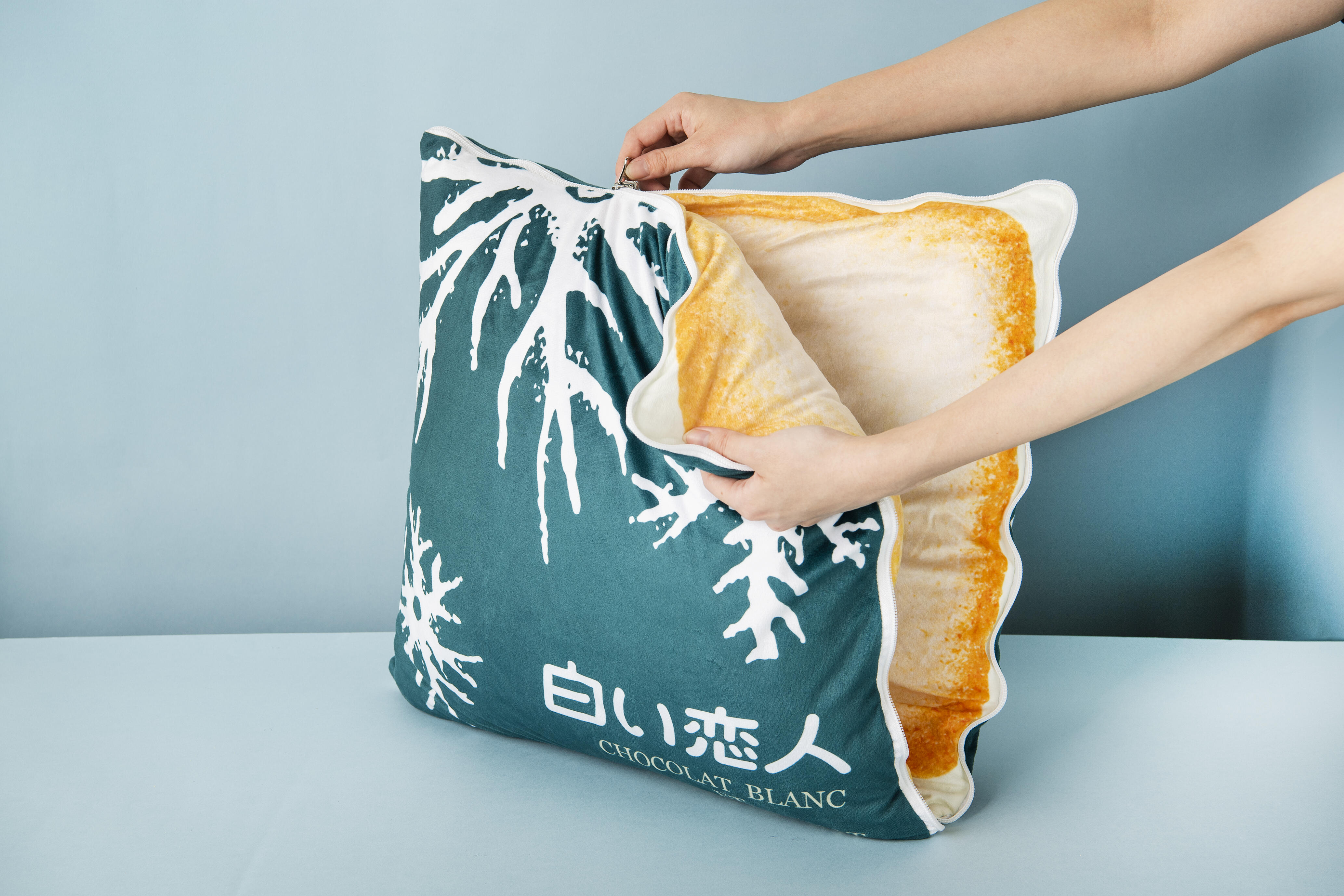 ひとつで二役！「白い恋人クッションブランケット」11月11日(火)新発売