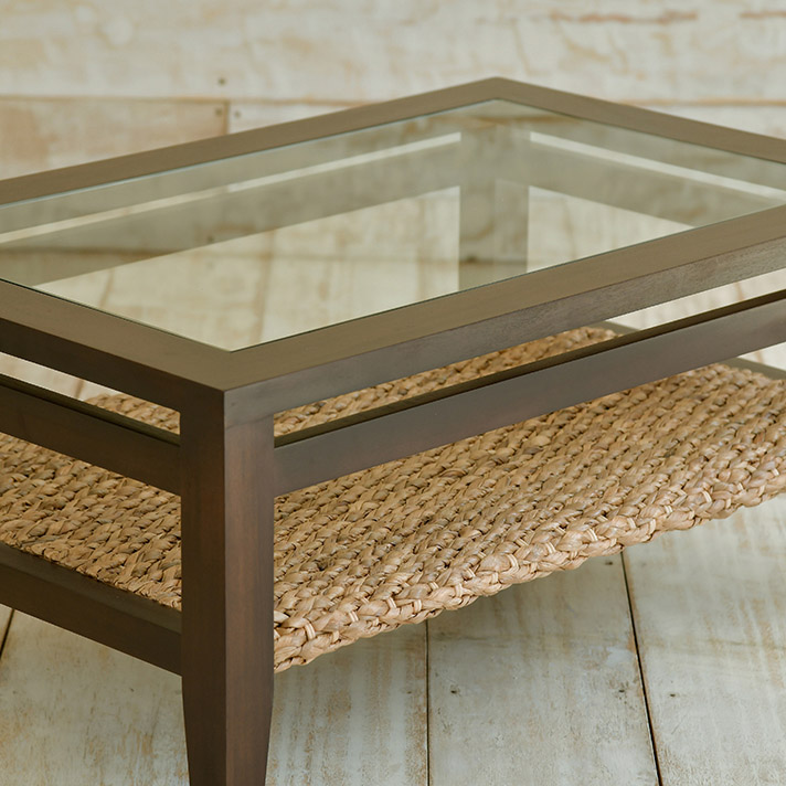 リゾート感たっぷりのローテーブル。使いやすいガラス天板も人気の秘訣