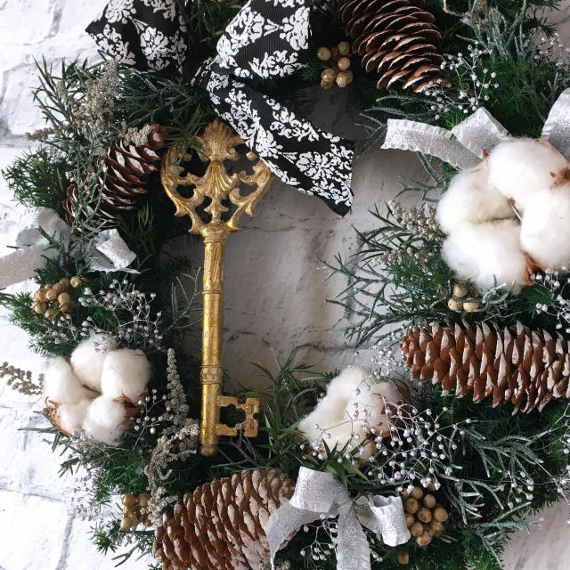 粉雪が舞い降りたような、白とグリーンのクリスマスリース｜ホワイト