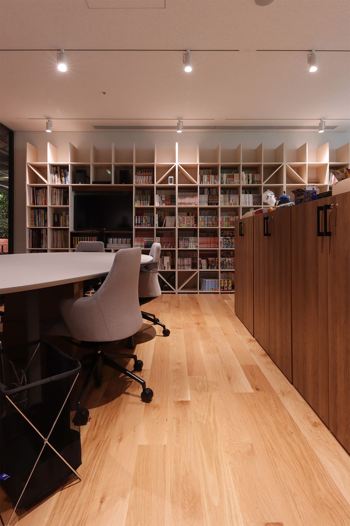 五反田エリア 新しいビジネスの拠点に – Shelf 壁一面の本棚 奥行350mm