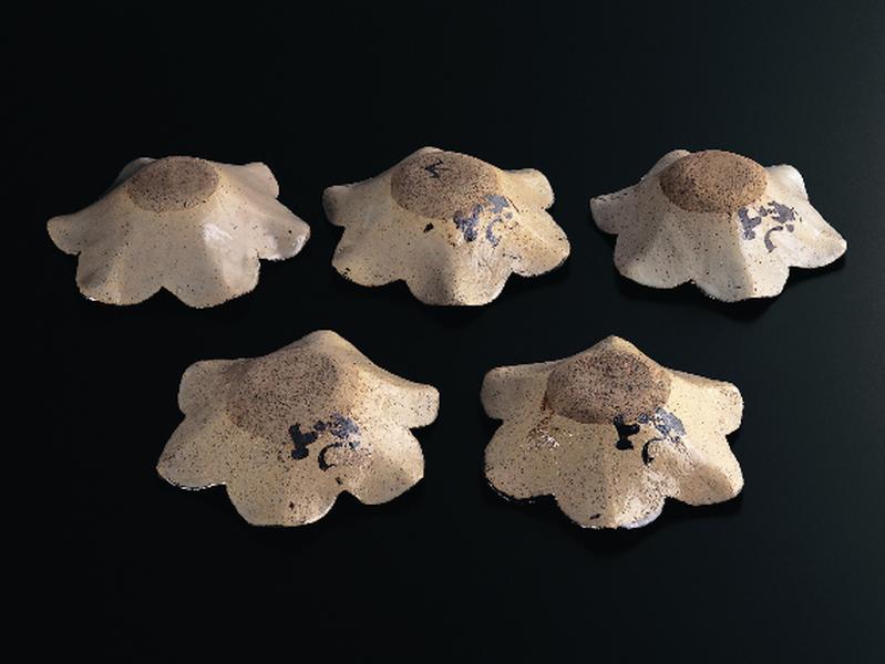 乾山銹絵百合形向付 - MIHO MUSEUM