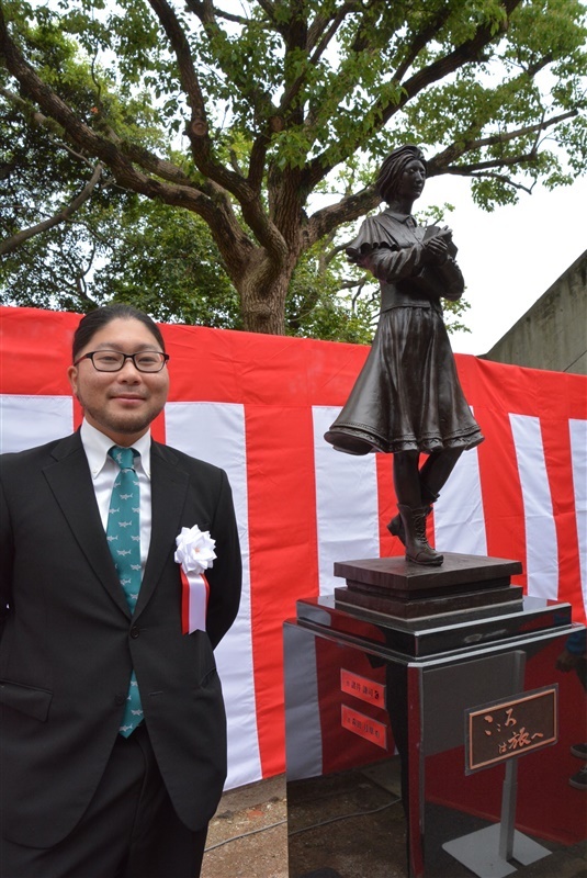 佐賀県立図書館に「本を抱く少女の像」 彫刻家・諸井さん制作