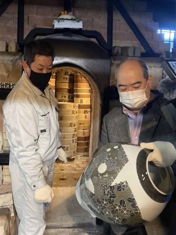 有田焼、人間国宝の2人初窯出し 今泉今右衛門さん 井上萬二さん