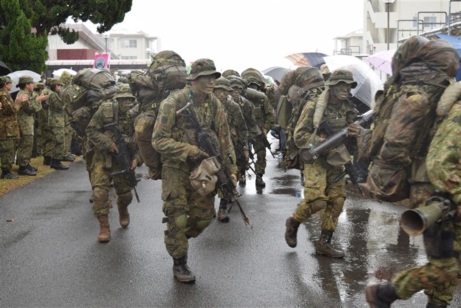 装備品50キロ 過酷なレンジャー課程終える 陸自水陸機動団、長崎
