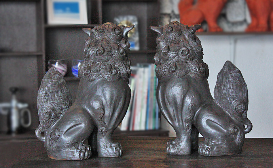 黒色の陶器製 僧侶の座像 置物 黒色の陶器製僧侶の座像置物