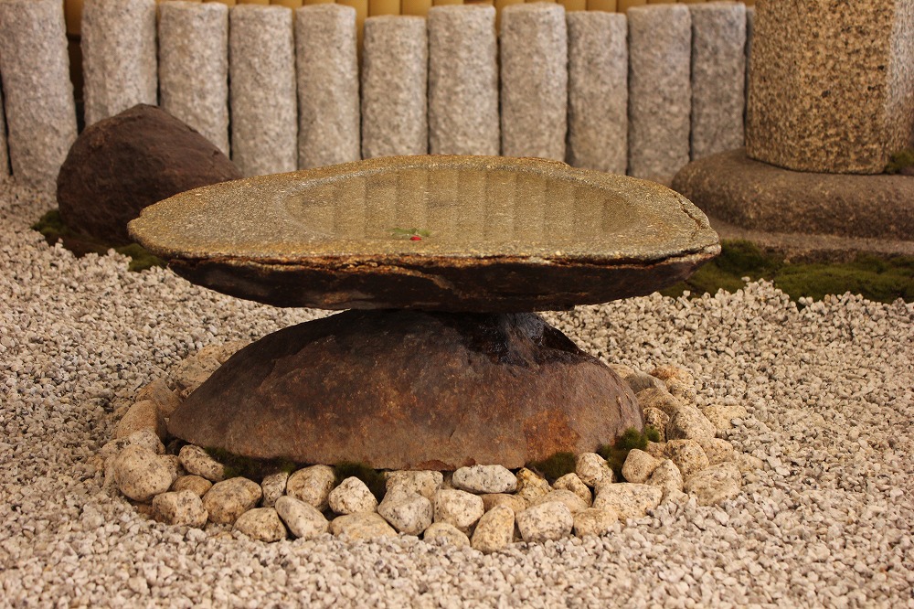 水盤台石セット本鞍馬（皮付）の製品案内愛知県岡崎市の石灯篭・水鉢蹲