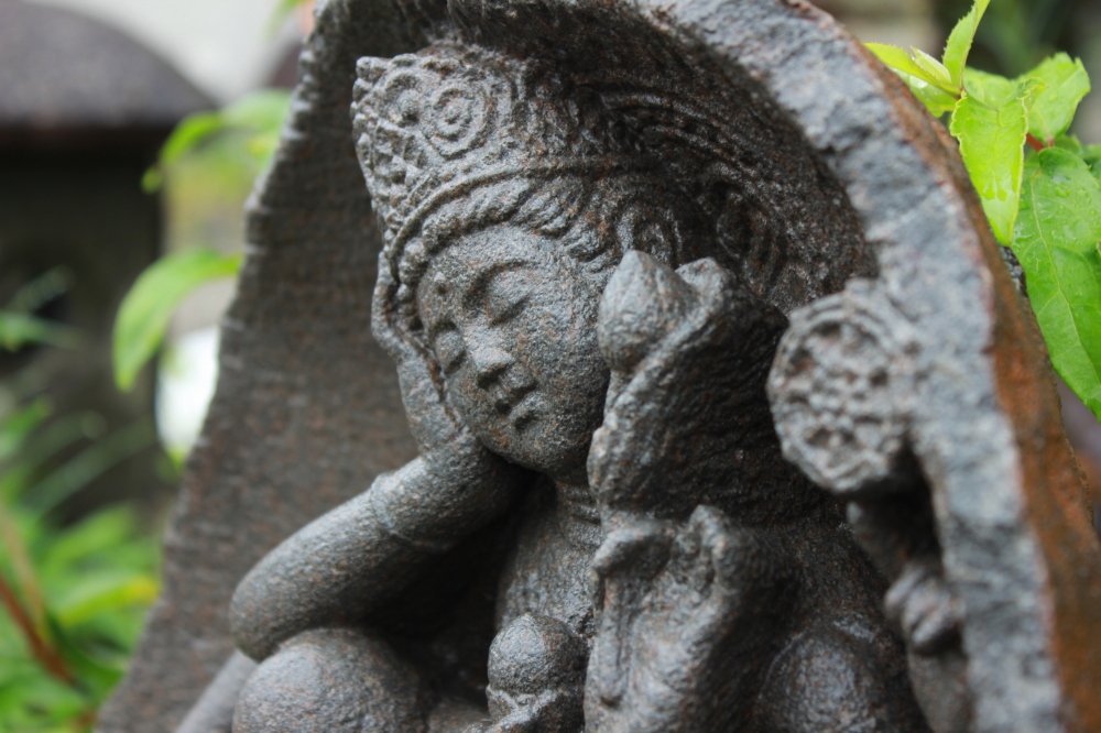 如意輪観音 伊達冠石の製品案内愛知県岡崎市の石灯篭・水鉢蹲など石材