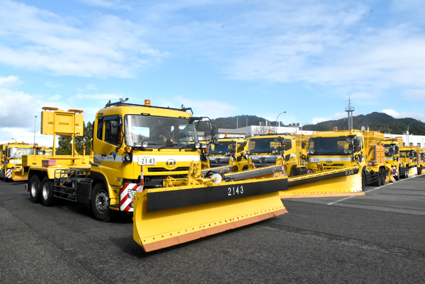 両丹日日新聞：冬の道路の安全祈り、除雪車の出陣式 西日本高速道路