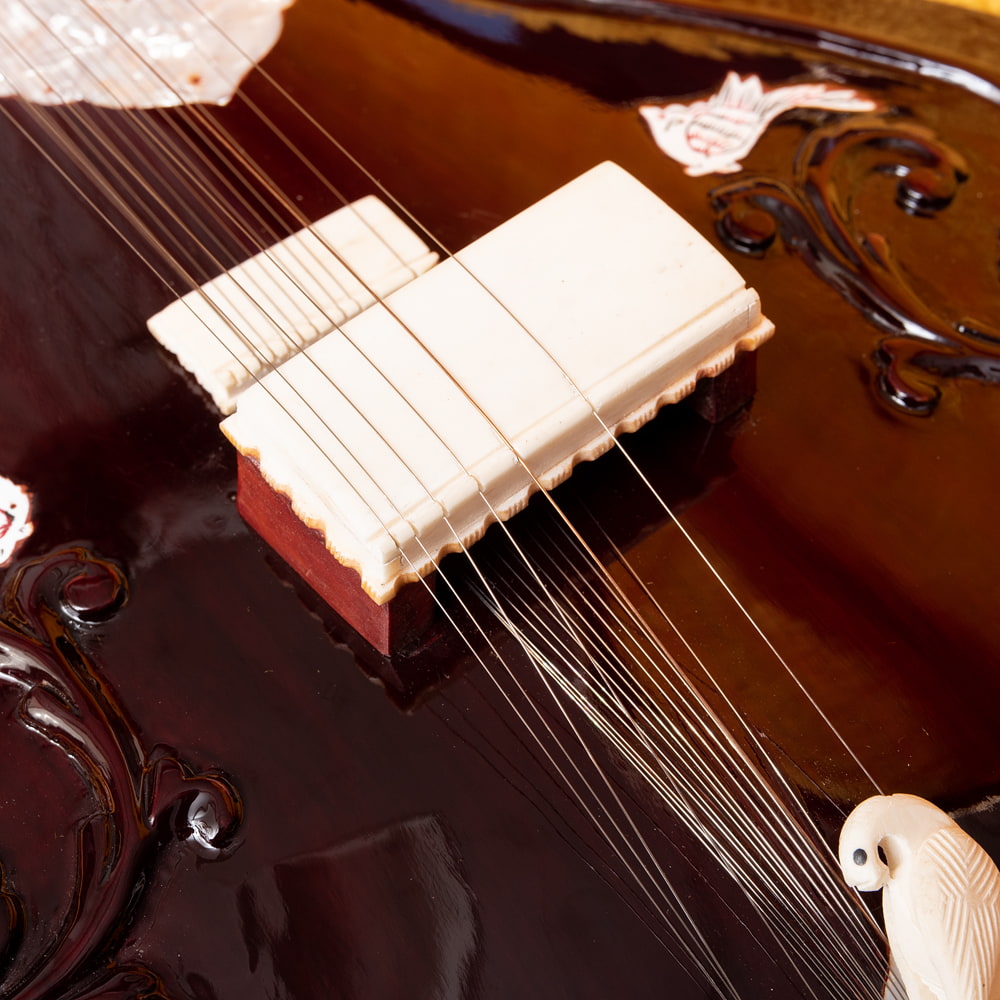 9.インドヒンズー教神木製 多腕の神像 楽器付き、楽器シタールを持つ