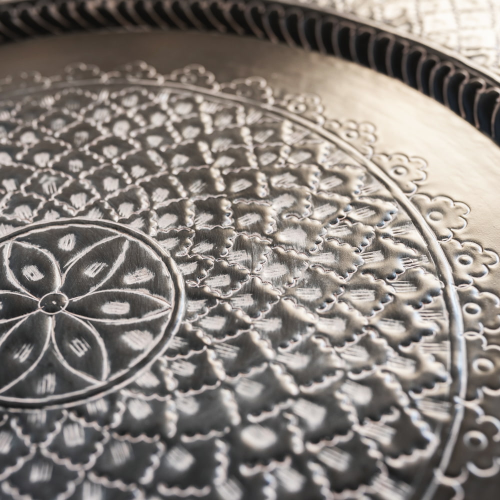 金属工芸品の街、モラダバードから ブルーブラック 花模様の手彫り