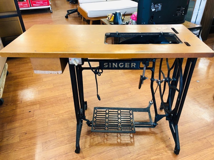 洗練された逸品】SINGER(シンガー)のアンティークミシン台買取入荷致し