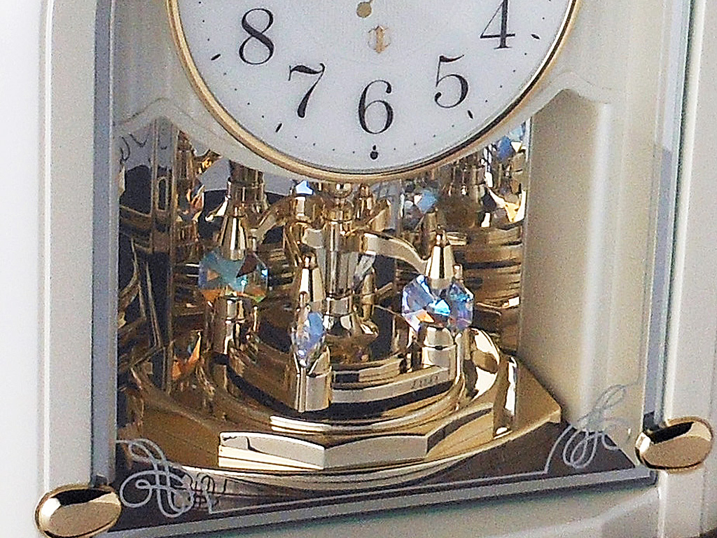 セイコー【エンブレム】スワロフスキー回転飾り付き電波置時計