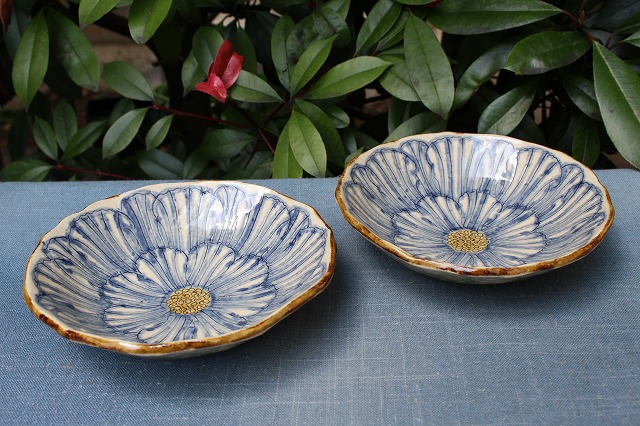 岐阜県土岐市の加藤芳平（松泉窯）の牡丹花5寸浅鉢 青 うつわ家膳