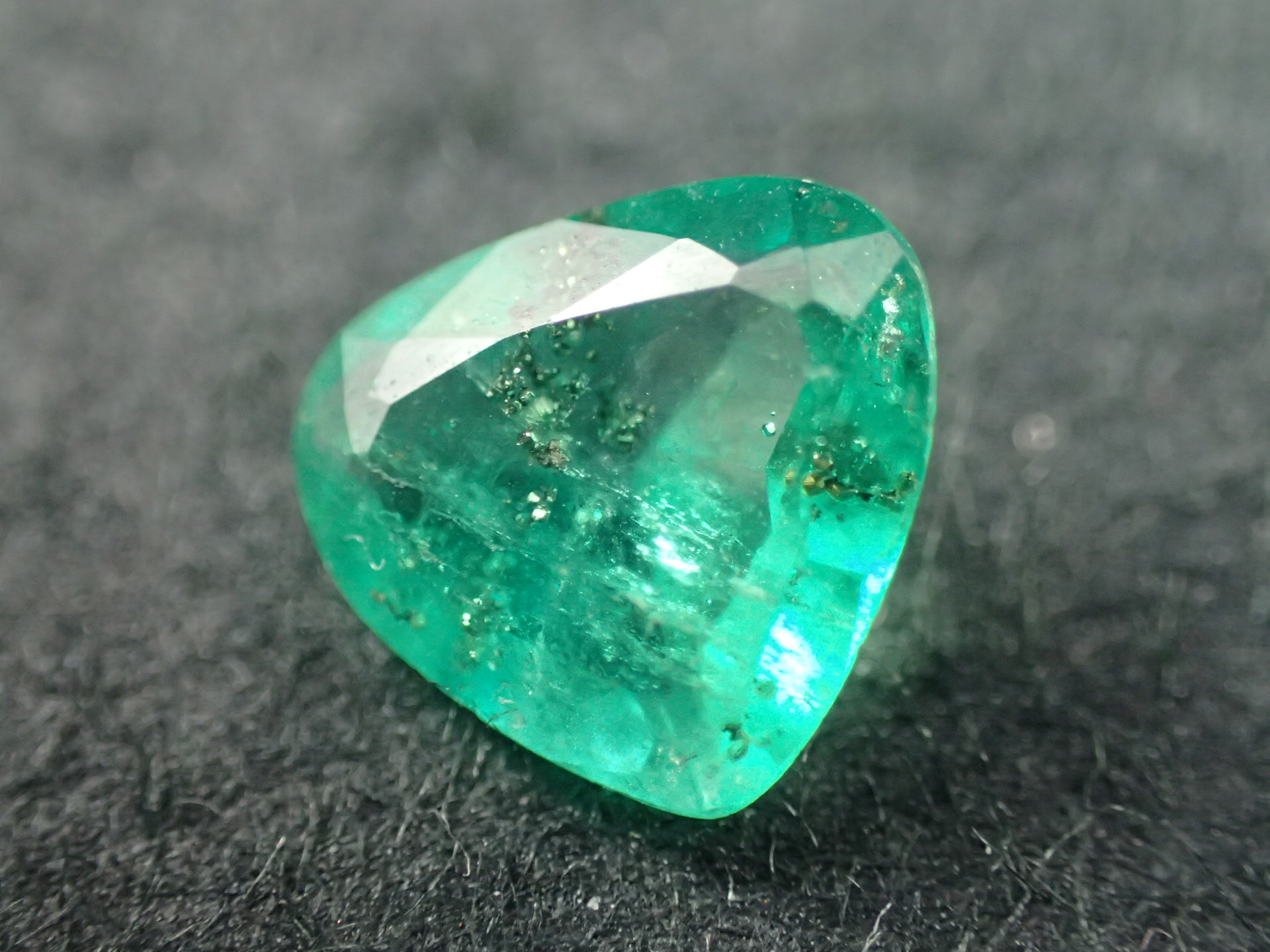 最高品質パイライトインエメラルド(Pyrite in Emerald) マロンカット