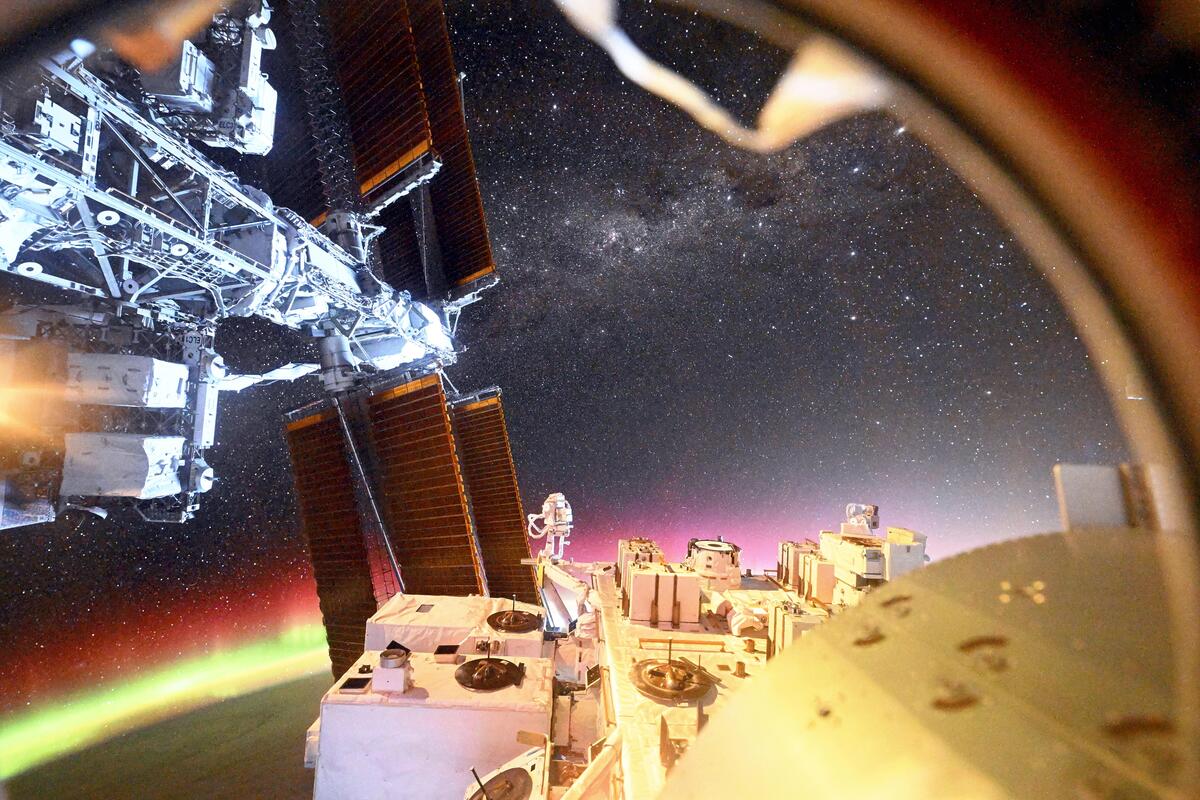 天の川銀河やオーロラに富士山、宇宙飛行士・油井亀美也さん撮影の絶景