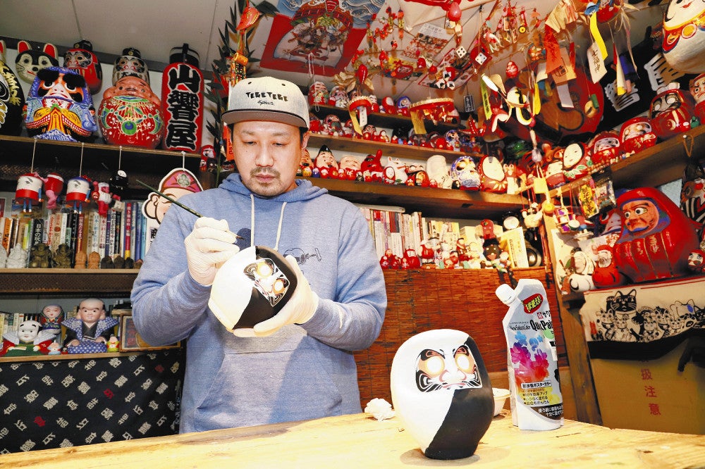だるまさん デザイン斬新、表情豊か：地域ニュース : 読売新聞