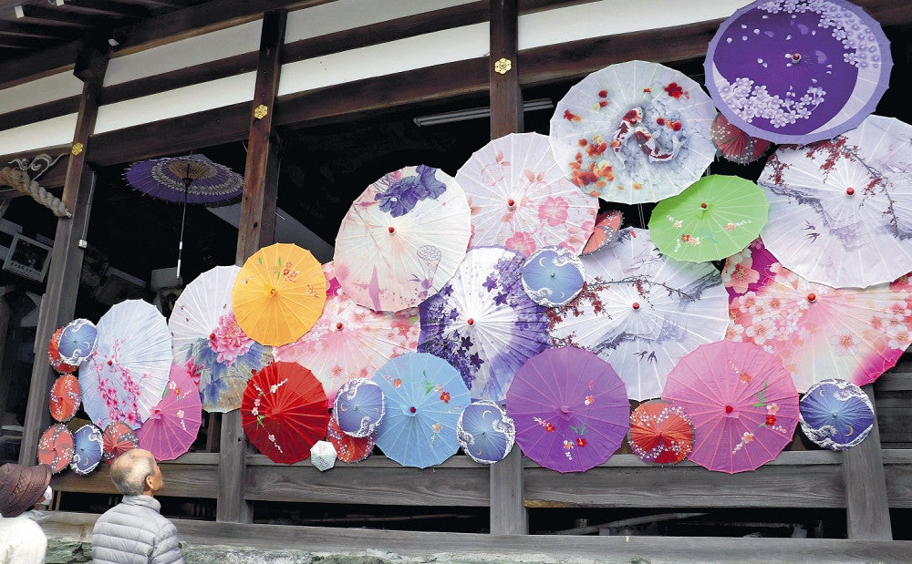 真冬に「ぬくもりを」奈良時代創建の神社に和傘の「花」…和歌山・海南