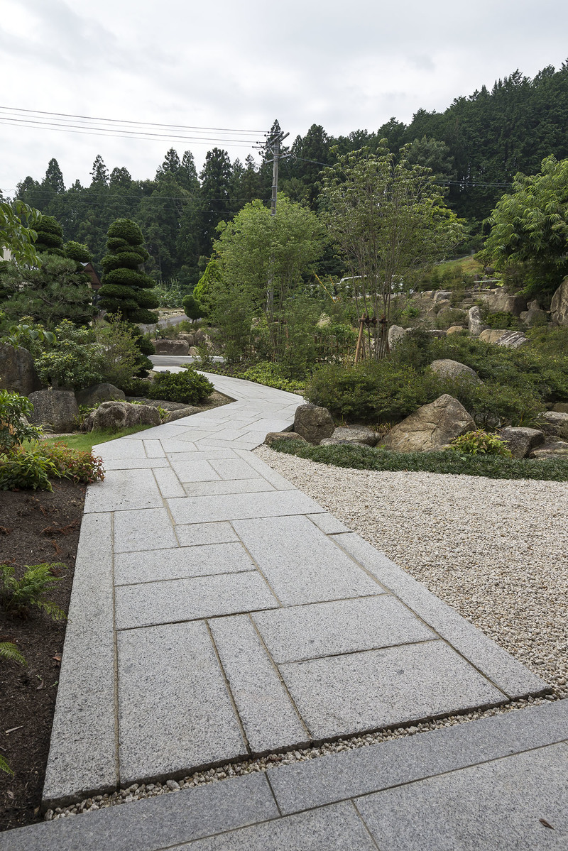 ベトナム産クワンストーン板石 白 五面ノミギリ仕上げ | 造園資材館