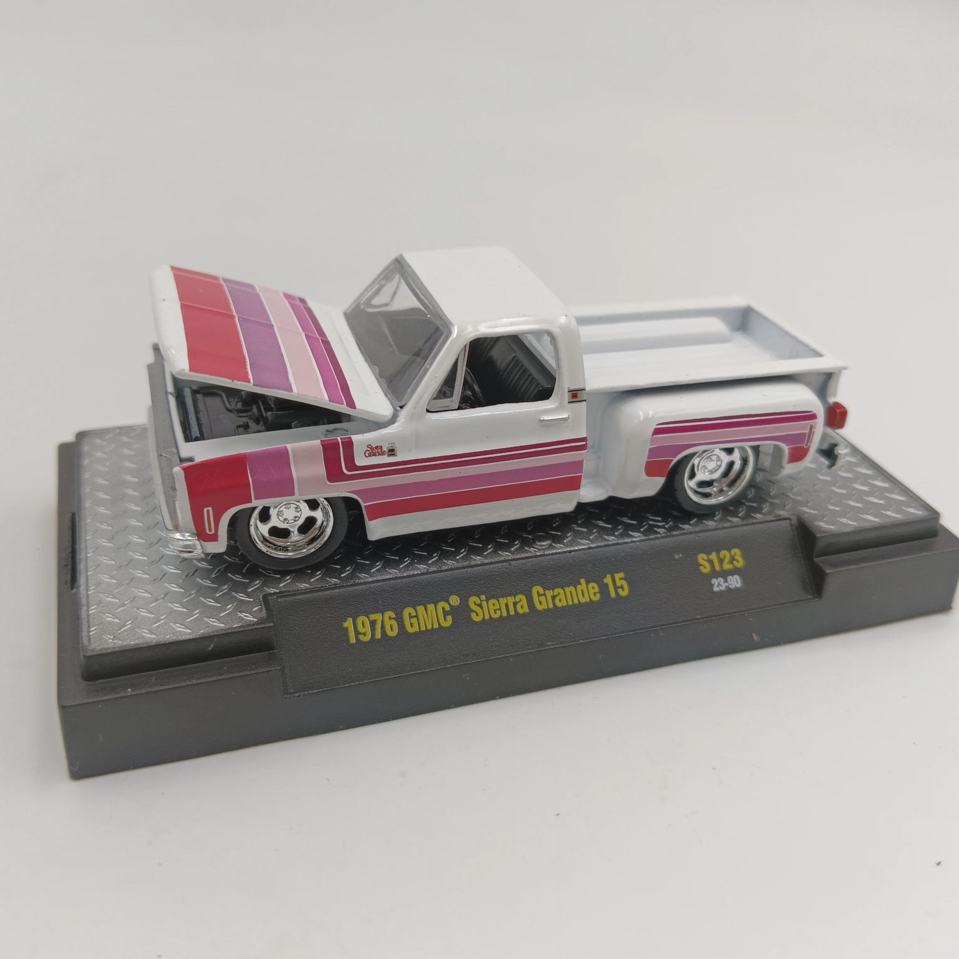 M2 マシン 1/64 1976 GMC シエラグランデ 15 ピックダイキャスト合金車