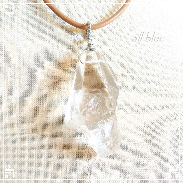 ラフロック水晶の革紐ネックレス