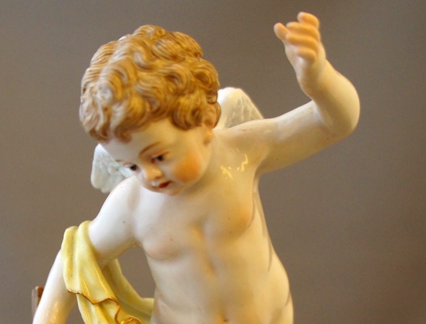 マイセン「天使人形「箴言の天使」- Je les enflamme（燃えあがる恋