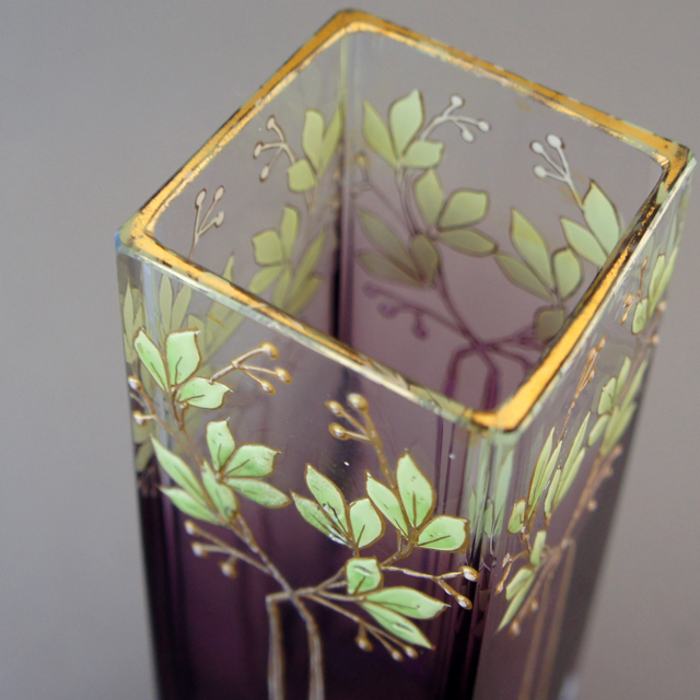 モーゼル「葉文様 紫ガラス 角型花瓶」《アンティックかとう》